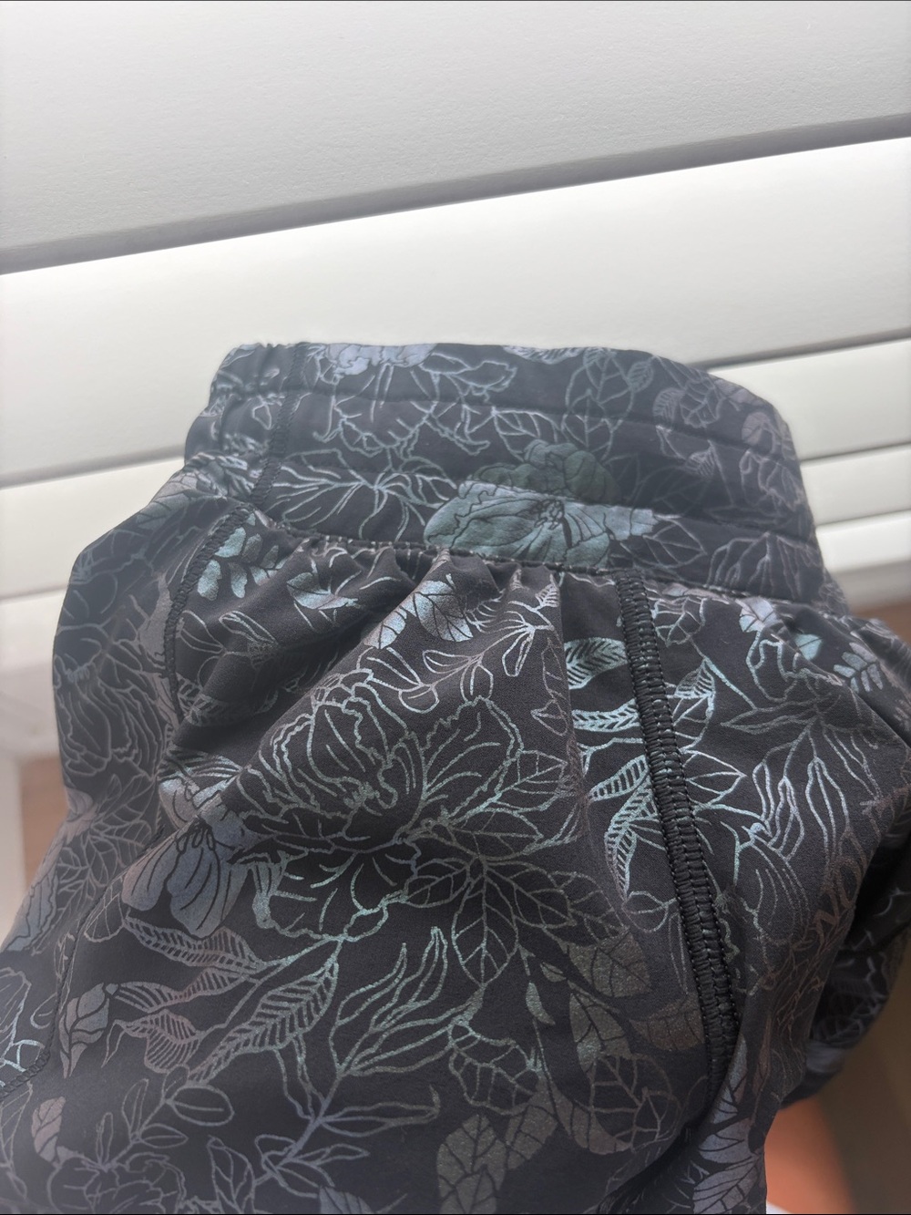 Lululemon low rise Hotty Hot 2.5 Shorts - Picture 4 of 4